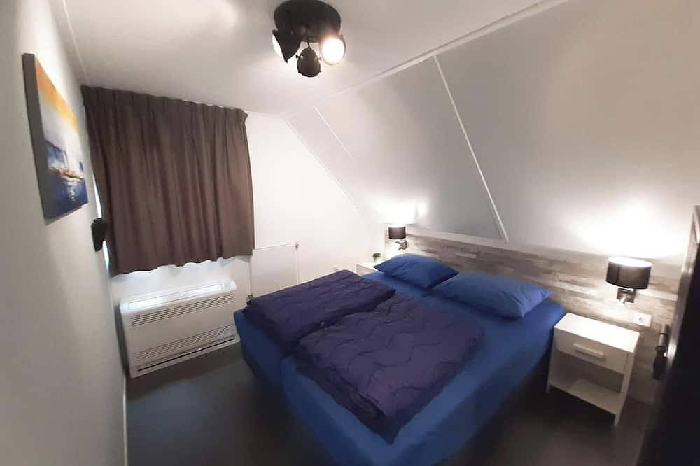 Bungalow with traditional sauna in Medemblik, Ijsselmeer
