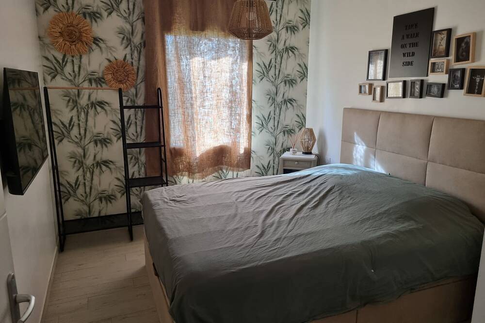 Modern, air-conditioned house with private pool sleeps 6 in Entraigues-sur-la-Sorgue, Vaucluse
