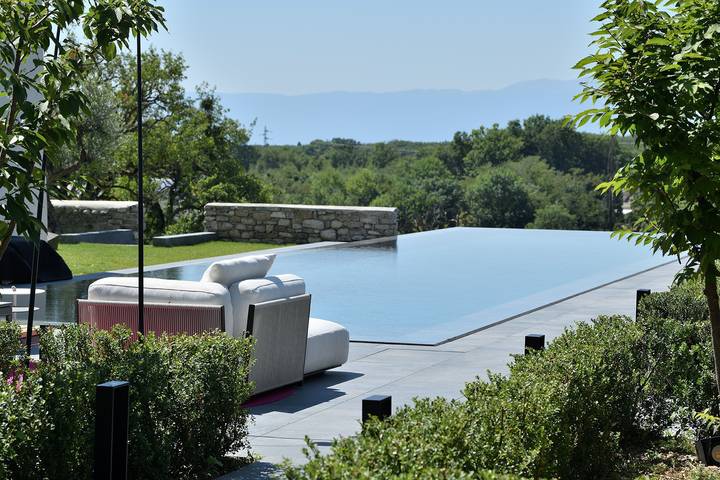 Location de vacances pour 19 personnes, avec jardin et bassin pour enfant ainsi que jacuzzi et sauna, adapté aux familles dans Saint-Cergues - 2