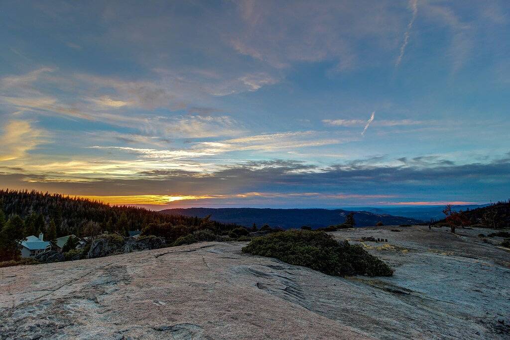 Gemütliche, familienfreundliche Hütte mit möblierter Terrasse - in der Nähe von Stadt, See und Ski in Shaver Lake, Kings Canyon Nationalpark