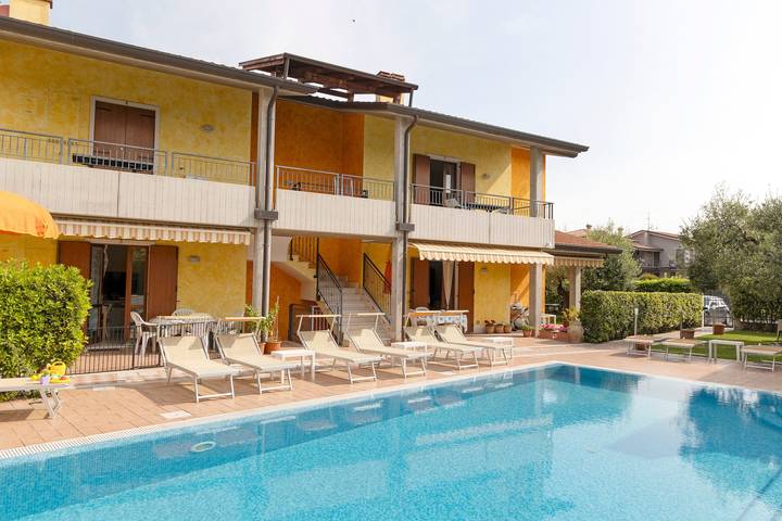 Appartamento intero, Appartamento Gigli con Giardino con piscina condivisa, Wi-Fi e aria condizionata in Lazise, Prealpi Gardesane