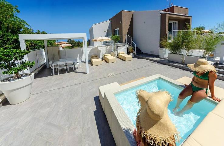 Vakantiewoning voor 4 personen, with zwembad and balkon as well as whirlpool in Cefalù