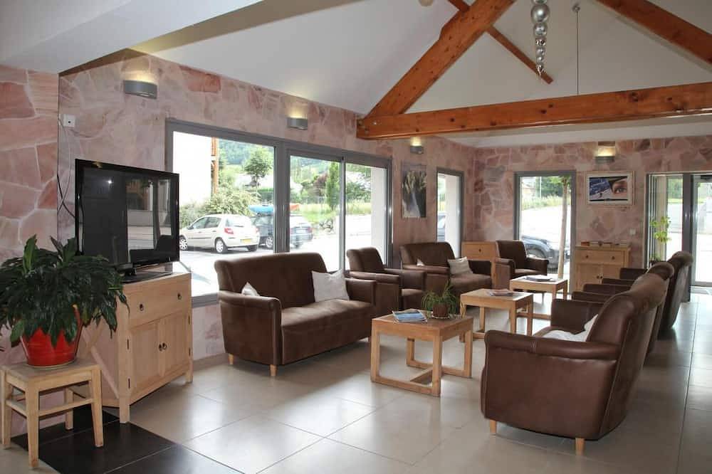 Entire apartment, Wifi, view mountain, swimming pool, sauna, hammam, terrace, balcony, parking, tv, ski locker, 33m² in Luz-Saint-Sauveur, Pyrenees National Park
