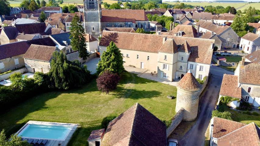 Château pour 15 personnes, avec terrasse ainsi que jardin et piscine en Bourgogne-Franche-Comté - 2