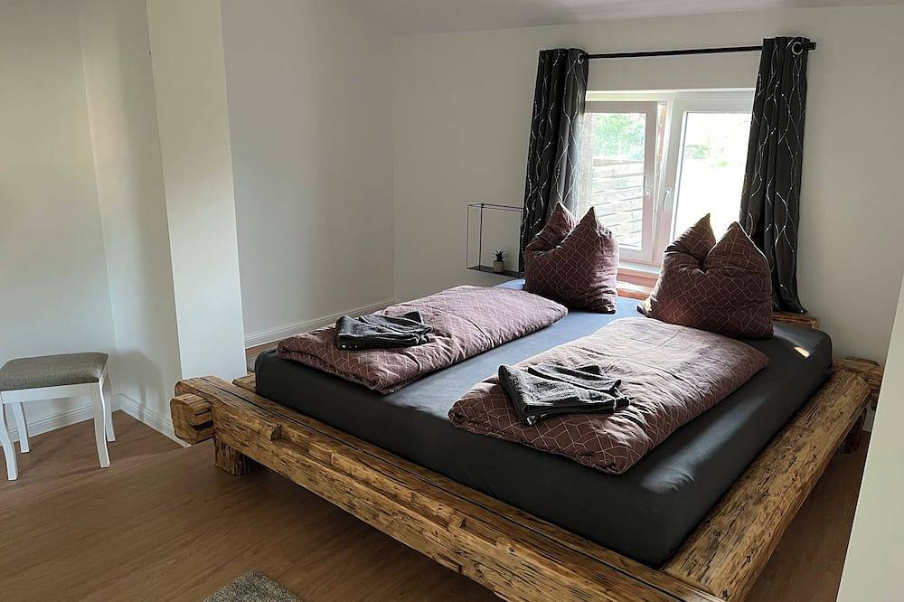 Ganze Wohnung, Neu renovierte Ferienwohnung in ruhiger Lage (großes eingezäuntes Grundstück) in Karow, Plau am See