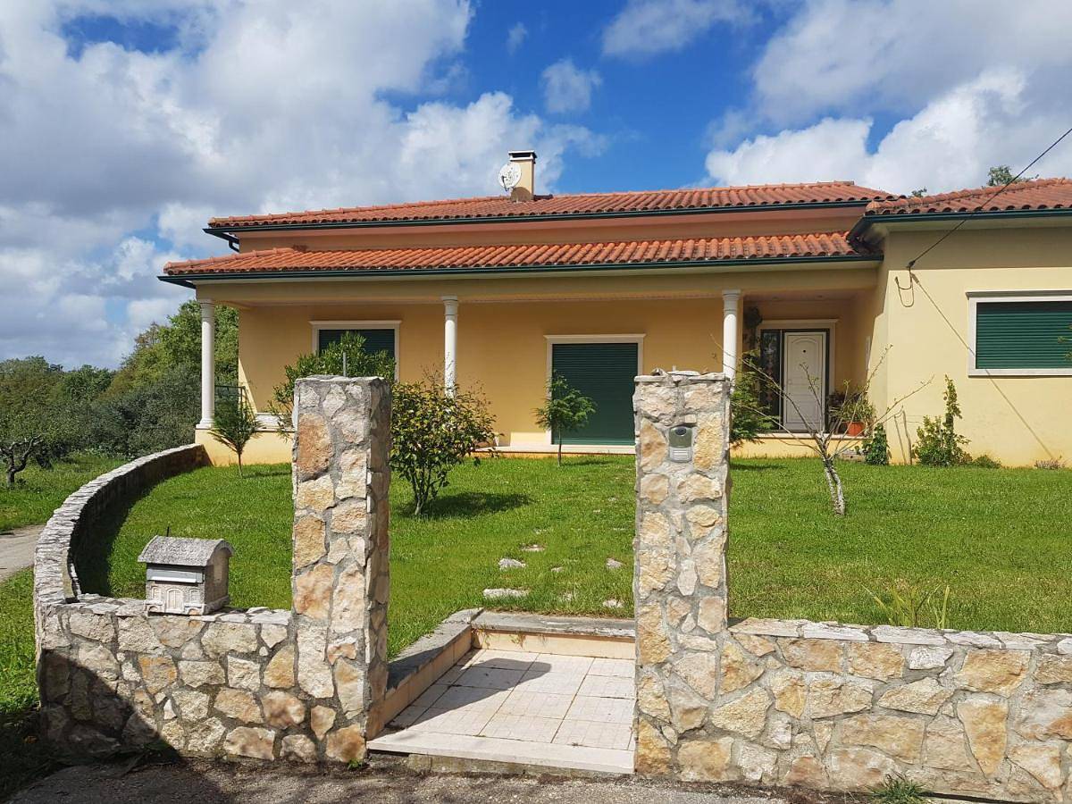 Four-Bedroom House in Santiago da Guarda, Leiria distrito
