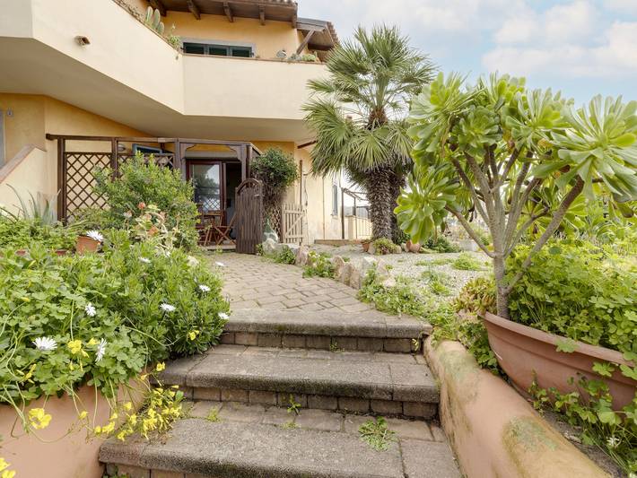 Appartamento intero, Con giardino privato e aria condizionata in Lu Bagnu, Castelsardo