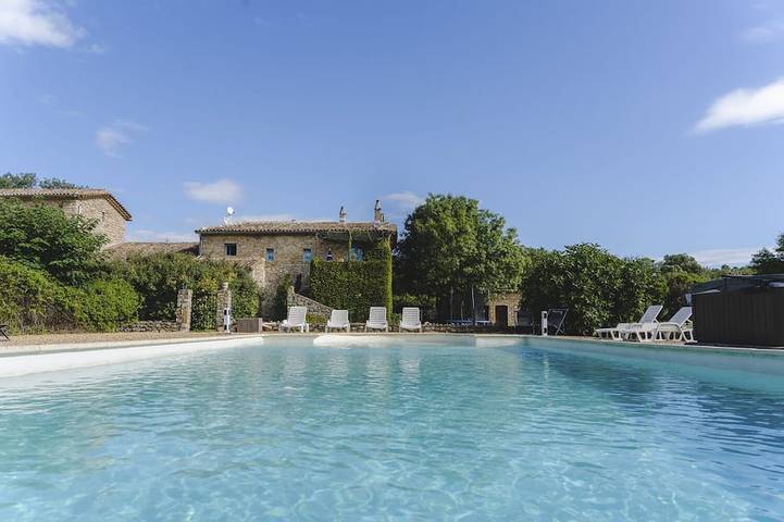 Maison de vacances pour 6 personnes, avec Jacuzzi et Terrasse ainsi que Jardin et Piscine