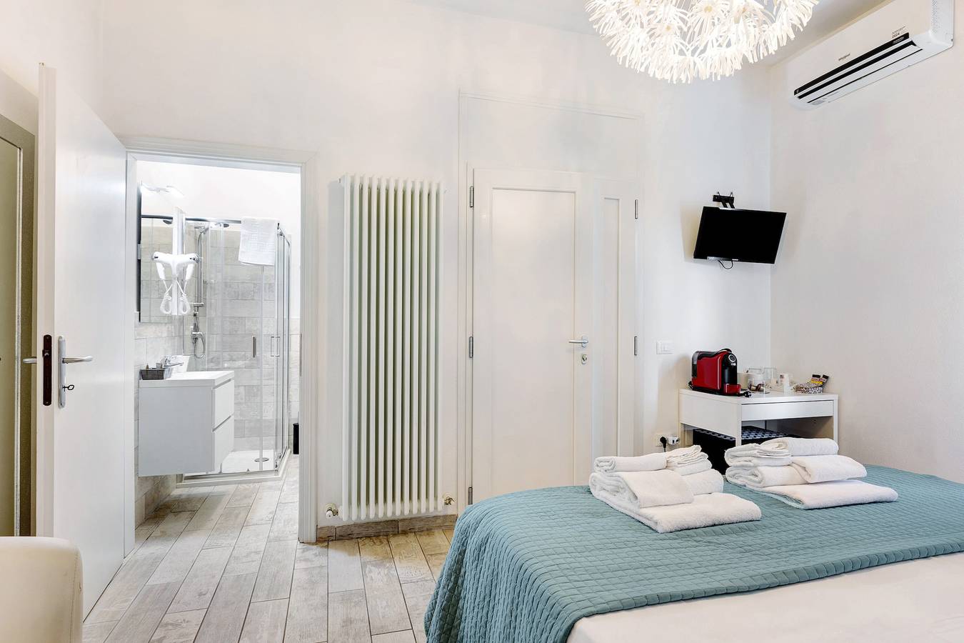 Zimmer 'Camere Amè 03' mit gemeinsamem Garten, Wi-Fi und Klimaanlage in Peschiera del Garda, Gardasee-Berge