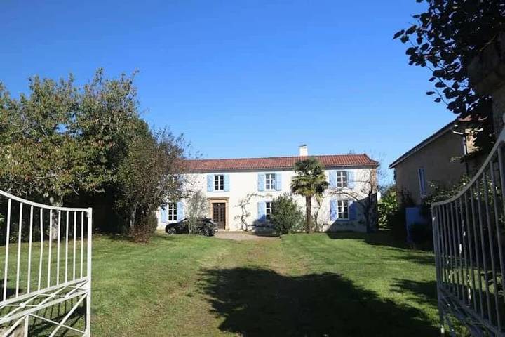 Location de vacances pour 8 personnes, avec vue ainsi que piscine et jardin à Estampes