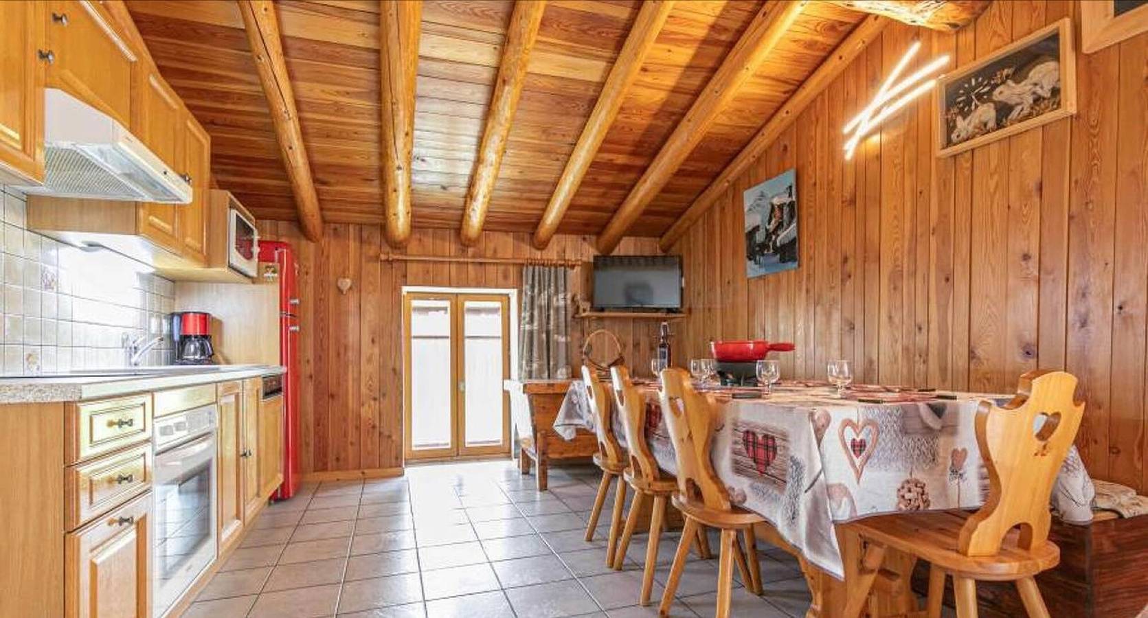 Chalet 'Vernès Le Chamois' with Mountain View, Shared Garden and Wi-Fi in Bonneval-sur-Arc, Massif de la Vanoise