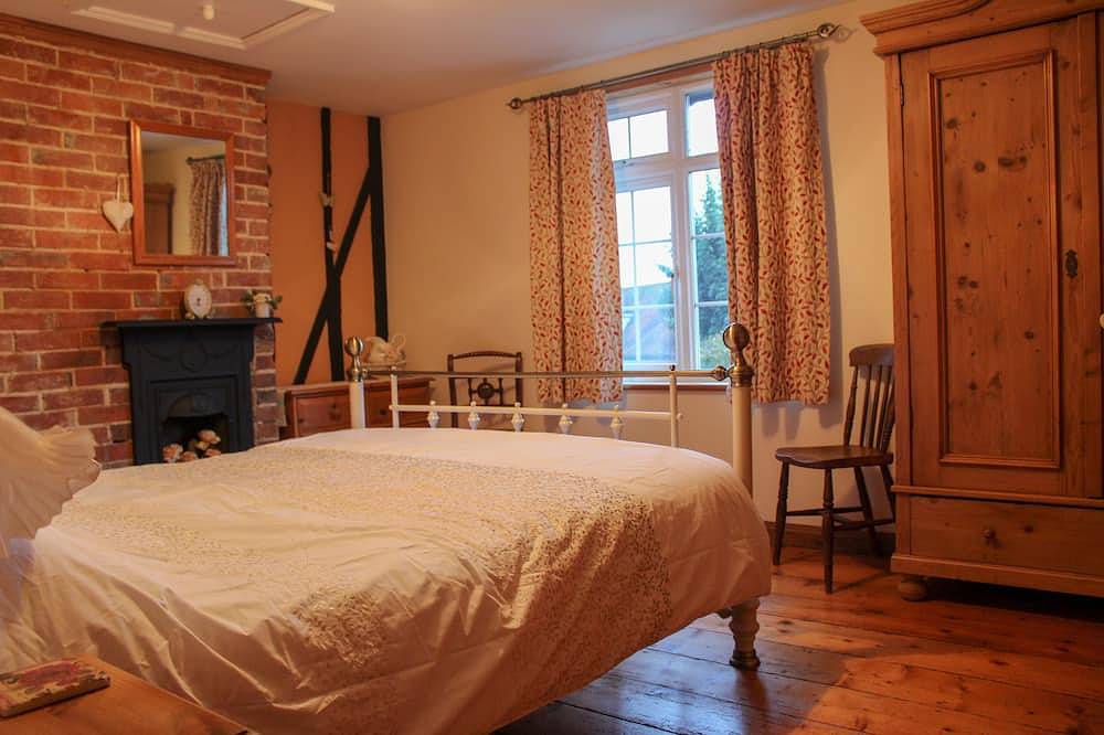 Comfortable, characterful cottage for 3 in Tenterden, woodburner and parking in Tenterden, Ashford region