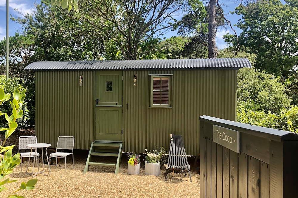 Stylish shepherd's hut, 10 mins walk from beach and village in Milford-on-Sea, New Forest