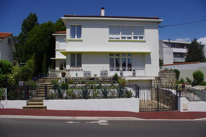 B&b voor 2 personen, with Terras and Tuin as well as Uitzicht in Royan