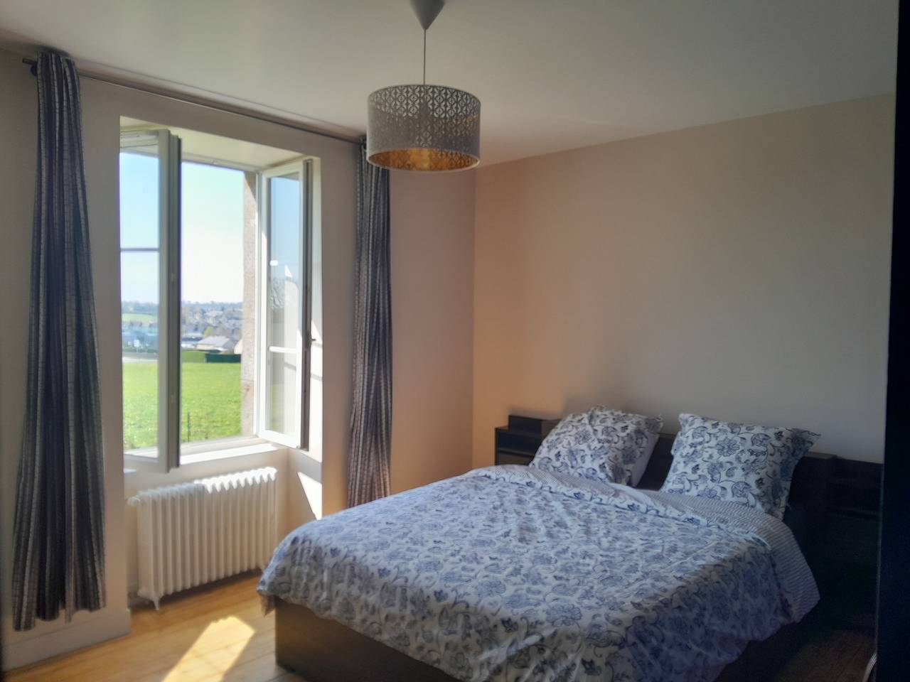 Bed and Breakfast 'Grande Chambre Lumineuse' con jardín privado y Wi-Fi in Sainte-Cécile (Manche), Côte de la Déroute