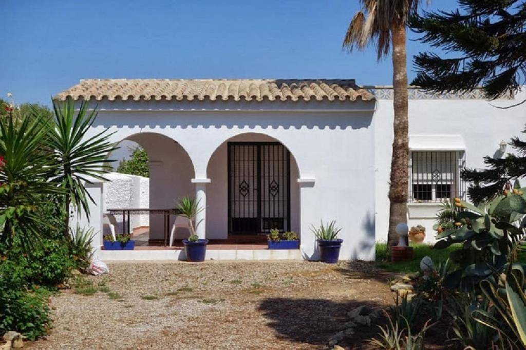 Finca Malyma with 2 villas and 1 apartment, beach front 10,000m2 botanic garden in Cabo Trafalgar, Barbate