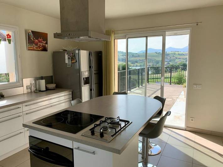 Location de vacances pour 4 personnes, avec vue ainsi que vue sur le lac et jardin à Pelleautier - 3