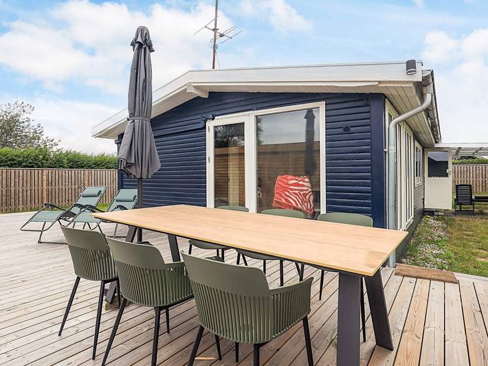 Ferieudlejning for 5 personer, med Terrasse og Have i Karrebæksminde