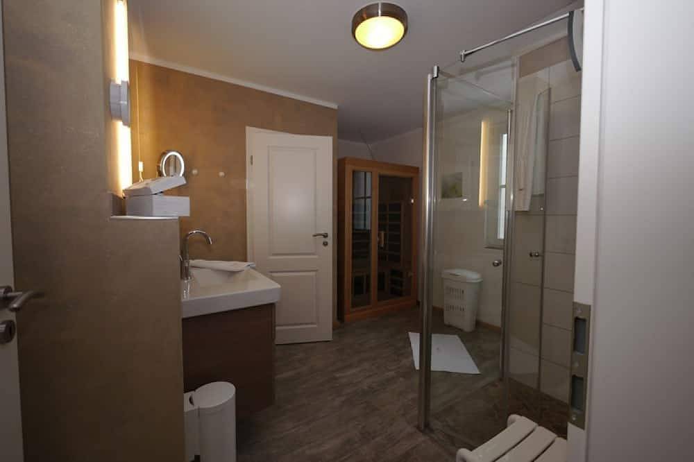 Exclusive thatched house on the water, terrace, fireplace, sauna, Wlan, barbecue.145m² in Ummanz, Rügen