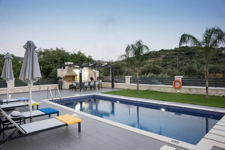 Villa for 8 people, with pool and sauna as well as garden in Almyrida