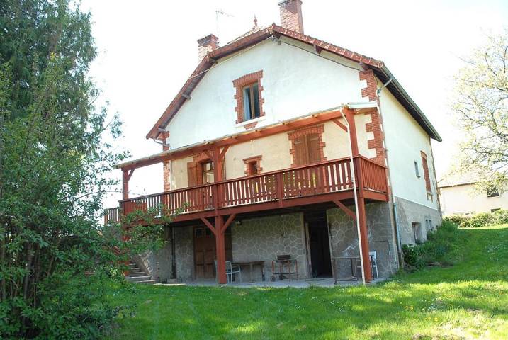 Location de vacances pour 8 personnes, avec vue et terrasse, animaux acceptés à Saint-Didier-sur-Arroux