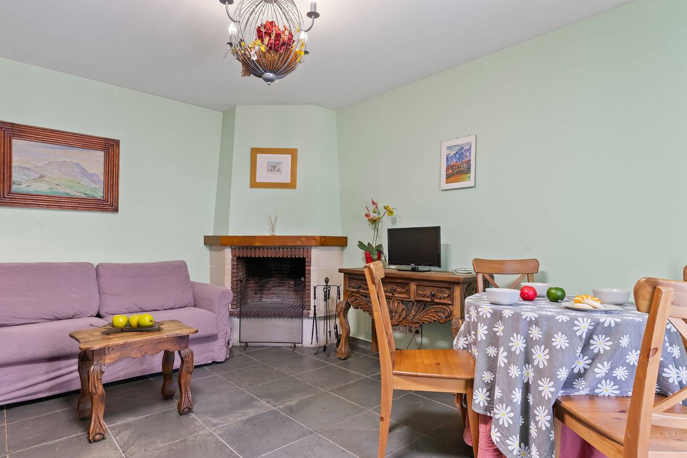 Apartamento entero, Apartamento 'Apartamento Narcea 4' con vistas a la montaña, terraza privada y Wi-Fi in Cangas del Narcea, Cordillera Cantábrica