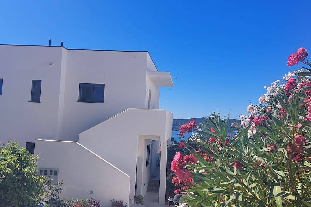 Haus mit einzigartigem Blick auf das Meer und die Inseln in ruhiger Lage in Kastel Sucurac, Kaštela