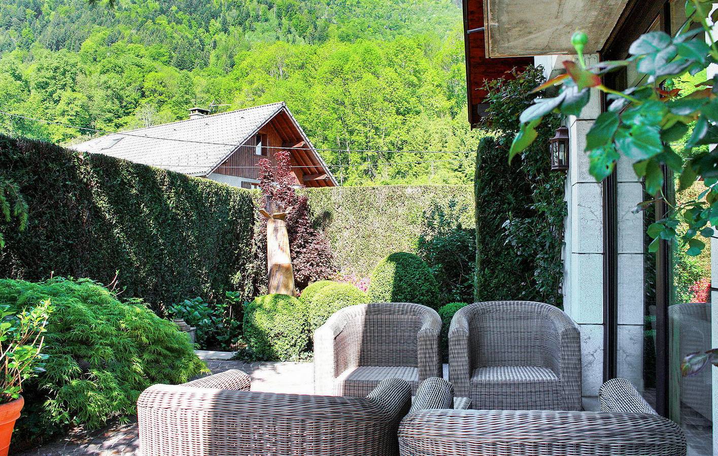 Retraite de luxe au bord du lac avec piscine, terrasse et parking in Doussard, Parc naturel régional du Massif des Bauges