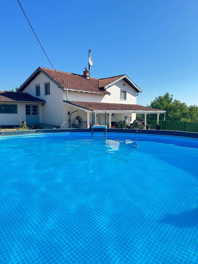 Location de vacances pour 12 personnes, avec piscine ainsi que vue et jardin à Despotovac