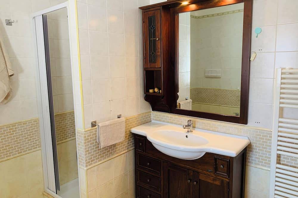 Detached cottage within walking distance of the sea. Ideal for families or several people. in Torre del Greco, Vesuvio National Park