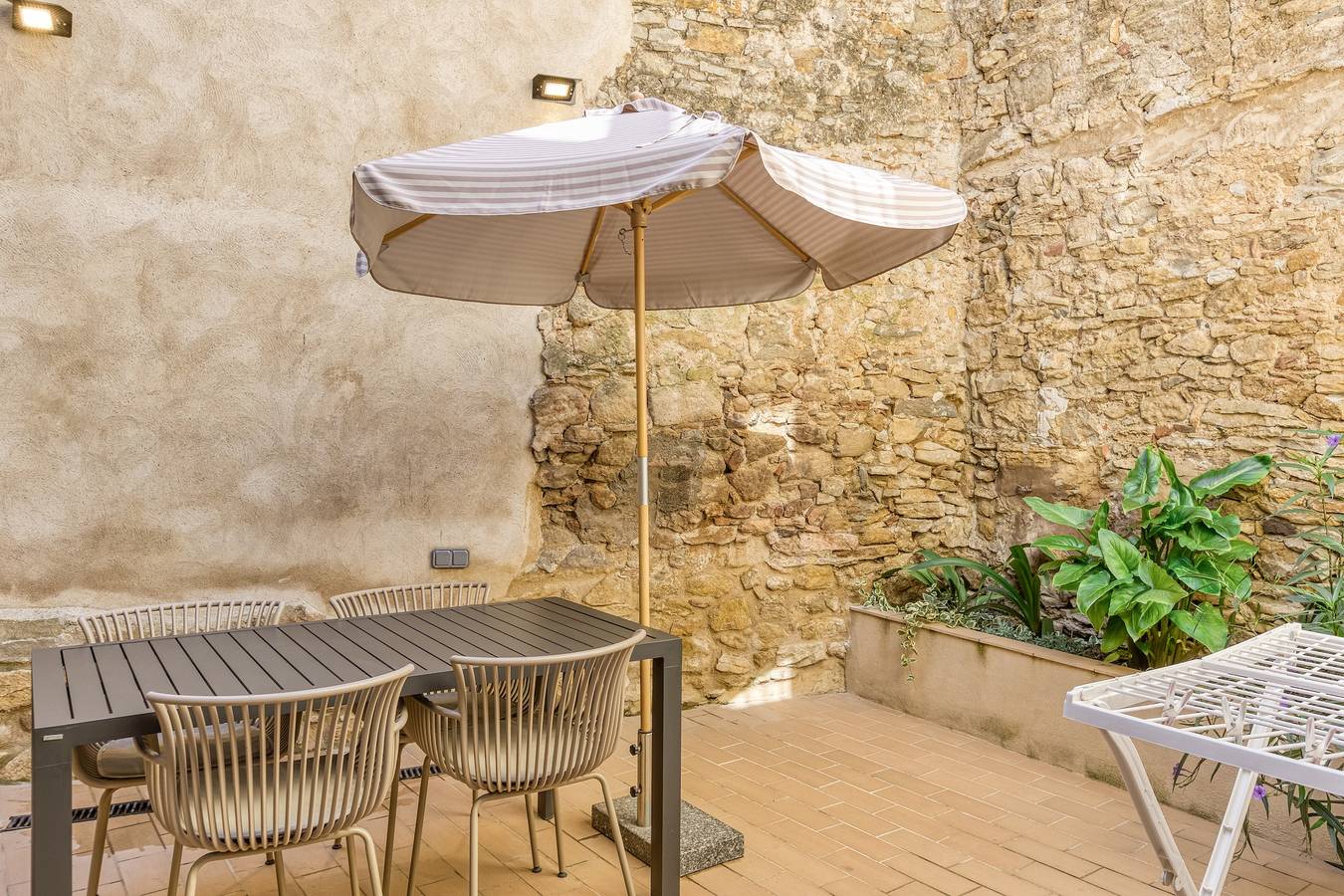 Ganze Wohnung, Apartment 'Apartament Empordà' mit privater Terrasse, Wlan und Klimaanlage in Forallac, Costa Brava