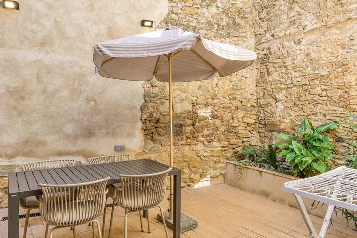 Hel lejlighed, Apartment 'Apartament Empordà' with Private Terrace, Wi-Fi and Air Conditioning in Forallac, Costa Brava