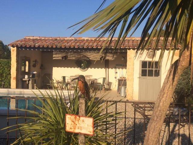 Location de vacances pour 2 personnes, avec Terrasse et Jardin ainsi que Piscine et Vue à Grans