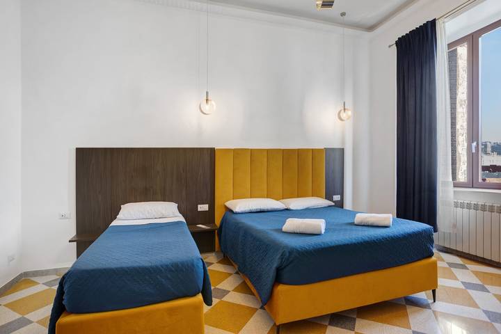 Bed and Breakfast 'Garibaldi Station Rooms - Suite 4Pp' with Wi-Fi and Air Conditioning in Naples, Naples Province