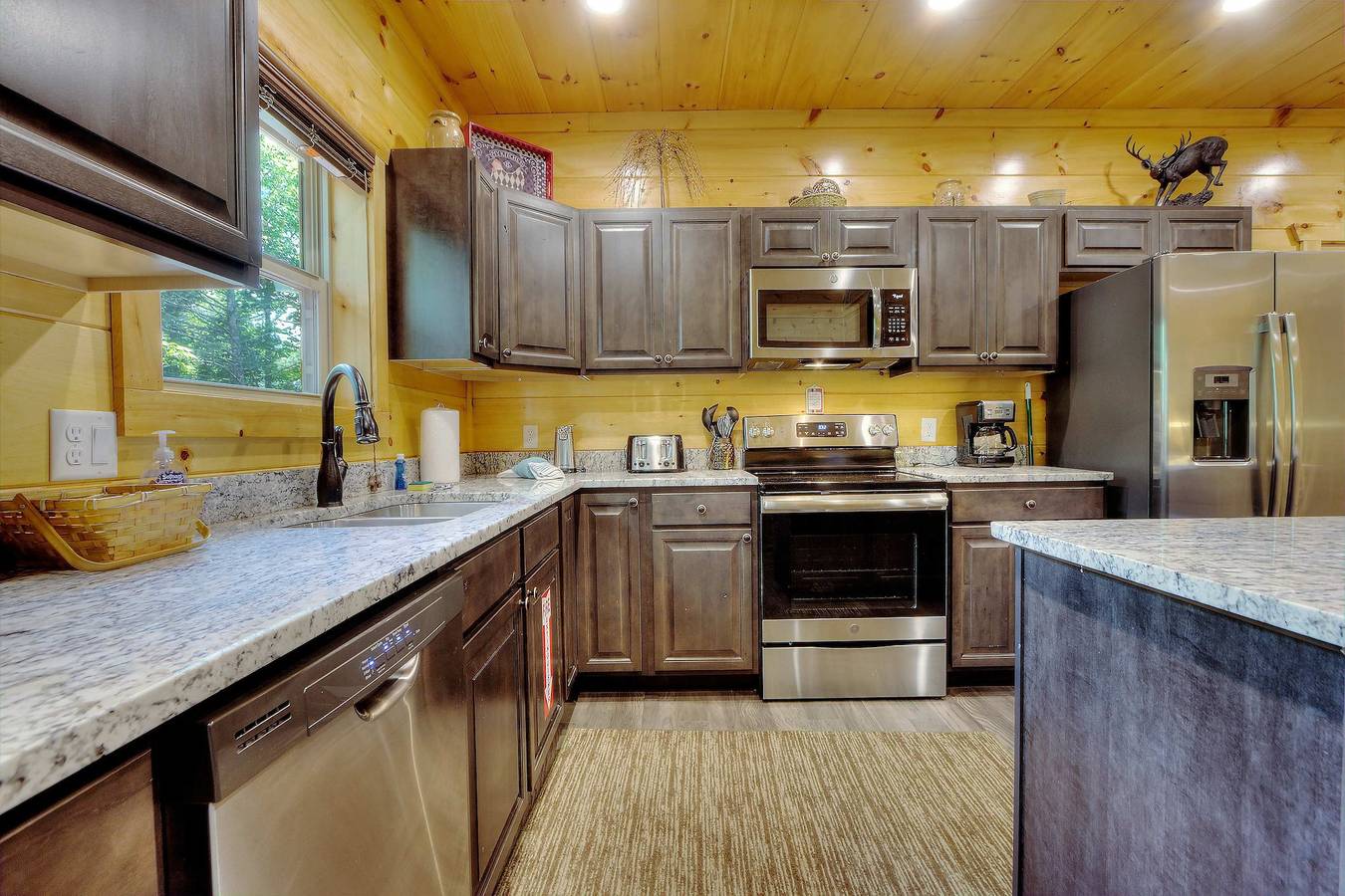 Apartamento inteiro, New 5K Suites   Hot Tub   Game Room   Near Gsmnp in Gatlinburg, Condado de Sevier