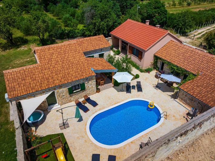 Ferienhaus für 8 Personen, mit Terrasse und Pool in Šopot