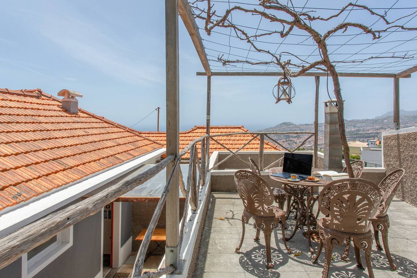 Über Funchal · Hanghaus mit Meerblick in Funchal (Santa Maria Maior), Madeira