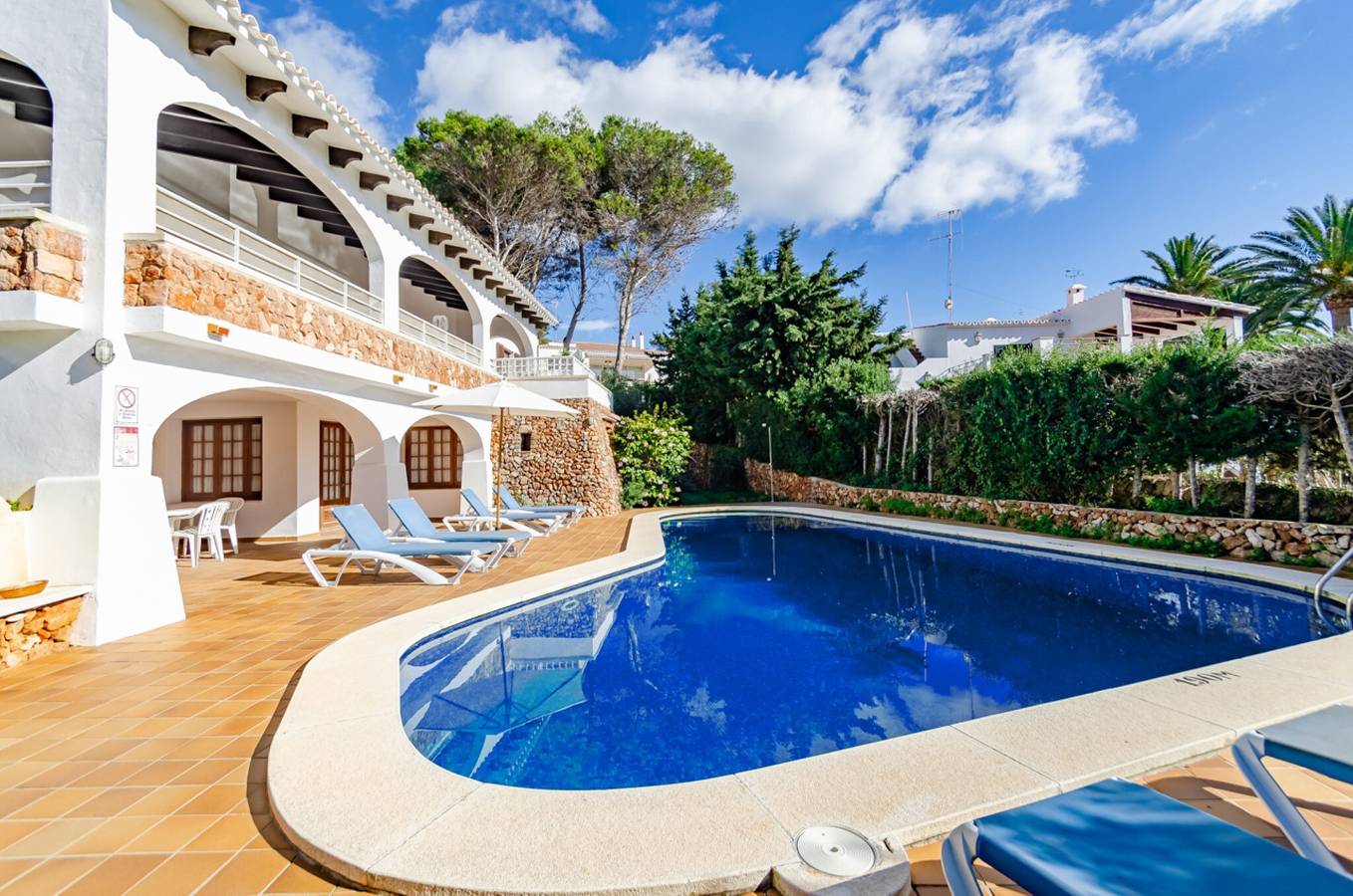 Wunderschöne Villa "Villa Las Palmeras" mit Meerblick, Pool, Wlan, A/C, Garten & Terrasse in Binibeca, Sant Lluís