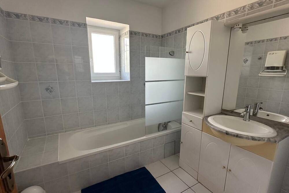 Entire apartment, Uzès superb, comfortable gîte with swimming pool 700m from town center: in Uzès, Nimes region