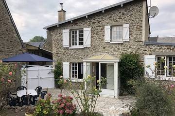 Gîte pour 4 personnes, avec jardin et terrasse à Genêts