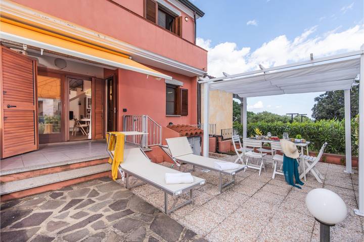 Gîte pour 6 personnes, avec balcon et vue sur l’océan, adapté aux familles à Tanaunella