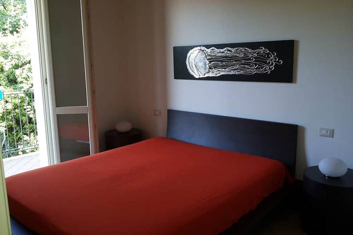 Ganze Wohnung, Atemberaubender Drei-Zimmer-Seeblick in einer Residenz mit drei Swimmingpools und 36.000 m2 Grünfläche in Manerba del Garda, Gardasee-Berge