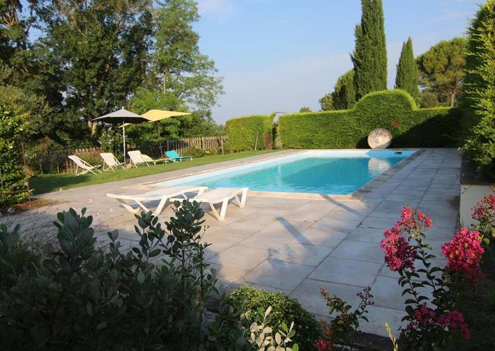 Location de vacances pour 2 personnes, avec Terrasse et Jardin ainsi que Piscine et Vue à Lisle-sur-Tarn