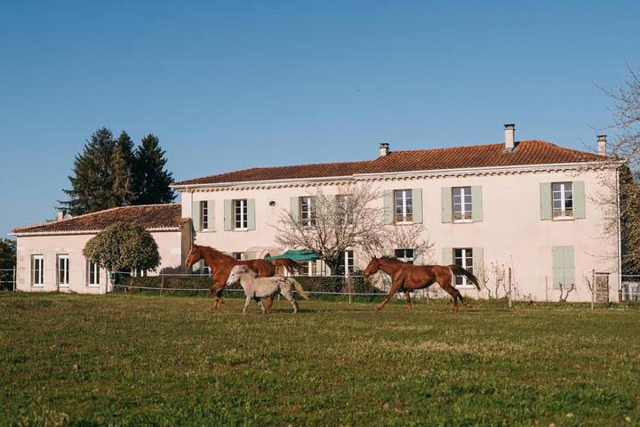 Location de vacances pour 4 personnes, avec Jardin ainsi que Piscine et Vue à Clérac