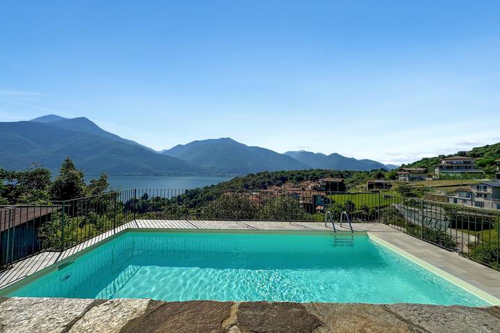 Agriturismo per 4 persone, con piscina e vista lago nonché terrazza, adatto a famiglie con bambini in Lombardia