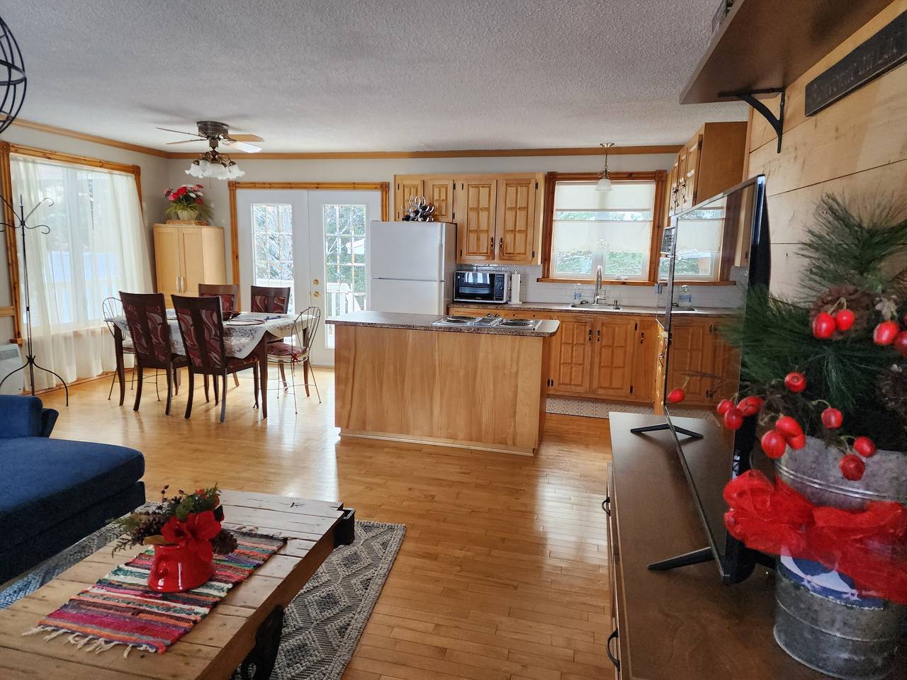 Saguenay-Lac-Saint-Jean Getaway  3-Bedroom Holiday Cottage with Garden View in Saguenay–Lac-Saint-Jean