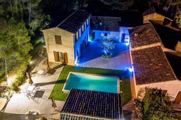 Gîte pour 5 personnes, avec vue et jardin ainsi que sauna et piscine, animaux acceptés à Saint-Marc-Jaumegarde