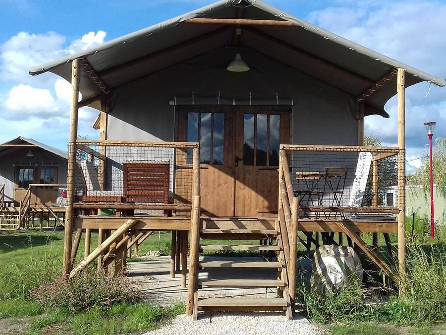 Lodges de Blois Chambord - Zelt 5 personen - Pfahlbau-Lodge Africa Confort 24m² (2 Zimmer) + überdachte Terrasse 12m² in Mont-près-Chambord, Sologne