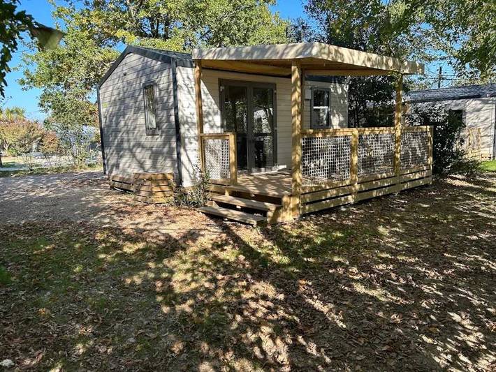 Camping pour 4 personnes, avec jacuzzi ainsi que bassin pour enfant et sauna