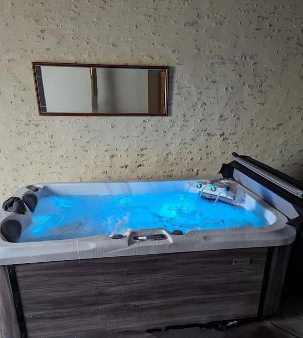 Location de vacances pour 3 personnes, avec jacuzzi ainsi que terrasse et sauna dans Oisseau-le-Petit